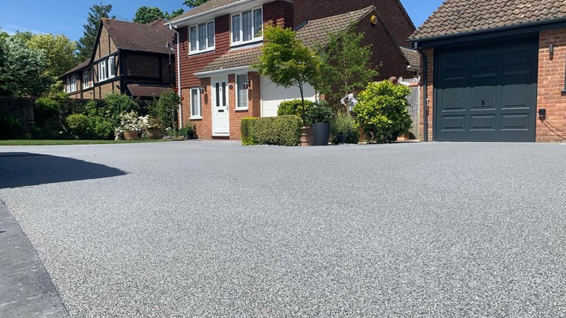 Permeable resin bound driveway close-up finish